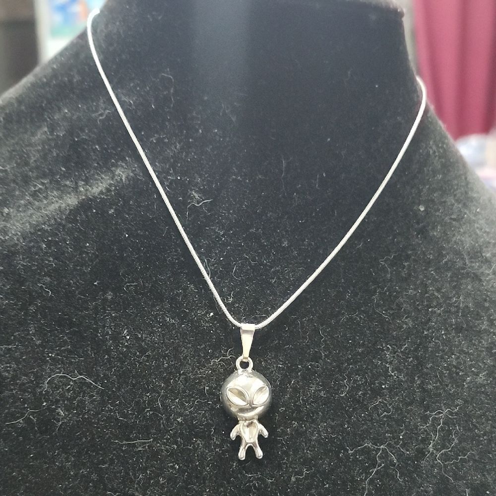 🦉Handcrafted Silver Alien Pendant Necklace - Picture 1 of 2